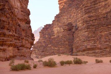 Wadi Rum Çölü, Ürdün. Kızıl çöl ve Jabal Al Qattar dağ kayaları
