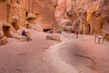 Wadi Musa, Ürdün - 2 Kasım 2022: Little Petra, Siq al-Barid 'deki kayalar ve yol manzarası