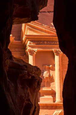 Petra, Ürdün 'ün Siq duvarları ve Hazine çerçevesi, El-Khazneh, dünyanın yeni yedi harikasından biri.