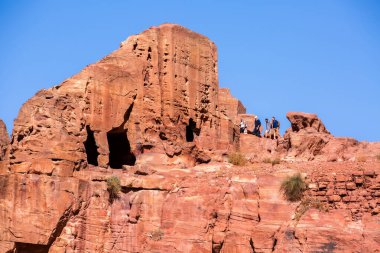 Petra, Ürdün - 3 Kasım 2022: Al Siq mağaraları antik şehrin ünlü tarihi ve arkeolojik duvarlarına oyuldu