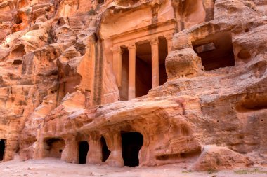 Vadi Musa, Küçük Petra 'daki Ürdün Triklinyumu, Siq al-Barid