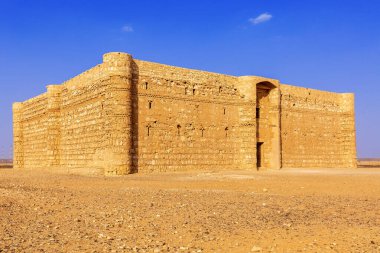 Çöl kalesi Qasr Kharana 'nın dışı, El Haraneh, Amman, Ürdün yakınlarında. 8. yüzyılda yapılmış, kervansaray olarak kullanılmış.
