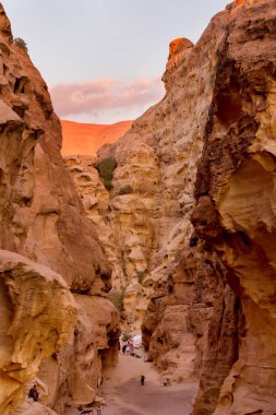 Wadi Musa, Ürdün - 2 Kasım 2022: Little Petra, Siq al-Barid 'deki kayalar ve yol manzarası