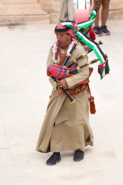 Jerash, Ürdün - 7 Kasım 2022: Arkeoloji sahasının Roma tiyatrosunda Ürdünlü gaydacı