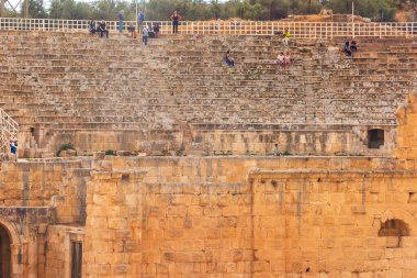 Jerash, Ürdün - 7 Kasım 2022: Antik Gerasa kentindeki Roma amfitiyatrosunu ziyaret eden insanlar