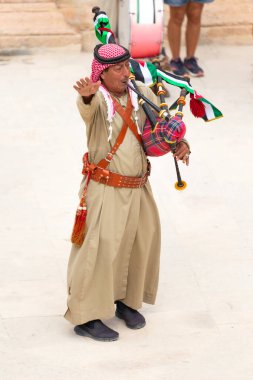 Jerash, Ürdün - 7 Kasım 2022: Arkeoloji sahasının Roma tiyatrosunda Ürdünlü gaydacı