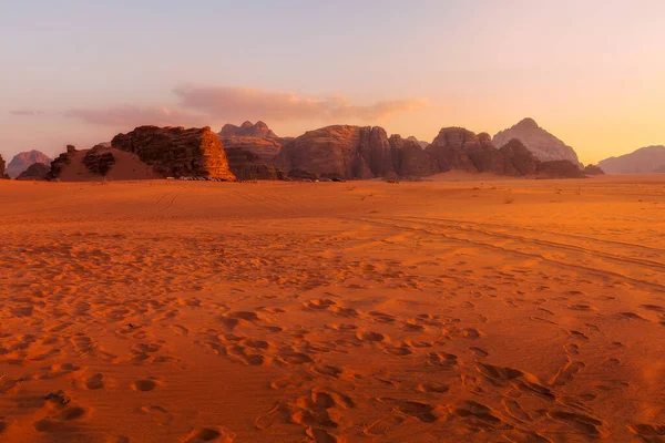 Иордания Вади Ром Туристов Джип Автомобили Ждут Заката Над Пустыней — стоковое фото