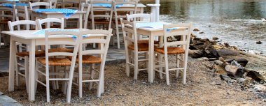Yunanistan 'daki açık restoran, kafe adalarında beyaz ve mavi Yunan masa ve sandalyeleri