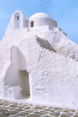 Yunanistan 'ın Mykonos adasındaki Panagia Paraportiani kilisesi, geleneksel, beyaz boyalı Yunan ortodoks şapeli Küçük Venedik' te kubbeli