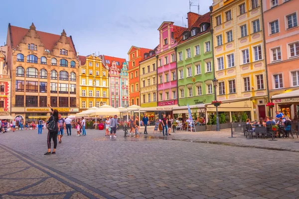 Wroclaw, Polonya - 21 Haziran 2019: Old Town Rynek Market Square'de Akşam, insanlar ve renkli evler