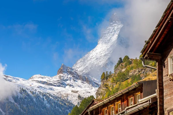 Montaje Nieve Matterhorn Primer Plano Techo Casa Alpina Zermatt Suiza — Foto de Stock