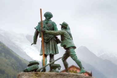 Chamonix Mont-Blanc, Fransa, Balmat ve Saussure heykeli, Fransız Alplerindeki ünlü kayak merkezinin merkezi.