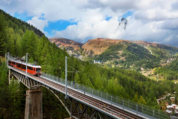 Zermatt Suisse Train Touristique Rouge Gornergrat Sur Pont Sommet Cervin — Photo