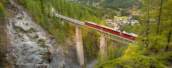 Zermatt Suisse Gornergrat Train Touristique Rouge Sur Pont Dans Les — Photo