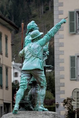 Chamonix Mont-Blanc, Fransa, Balmat ve Saussure heykeli, Fransız Alplerindeki ünlü kayak merkezinin merkezi.