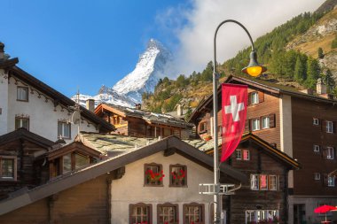 Matterhorn karları yakın plan ve Zermatt alp evleri, İsviçre, İsviçre Alpleri