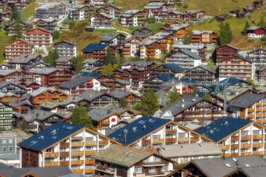 Zermatt, İsviçre - 7 Ekim 2019: Ünlü İsviçre kayak merkezi, renkli geleneksel evler, İsviçre Alp dağları