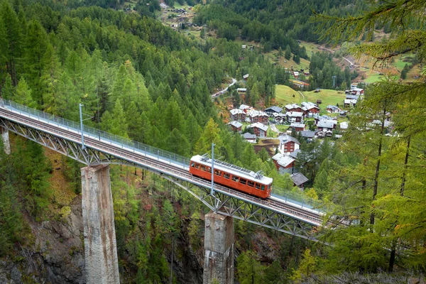 Zermatt Suisse Train Rouge Gornergrat Sur Pont Maisons Village Panorama — Photo