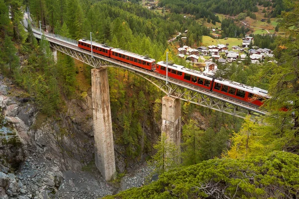 ツェルマット スイス橋 村の家 スイスアルプスのパノラマ上のGornergat赤い観光列車 — ストック写真