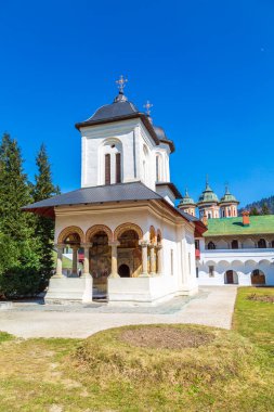 Romanya 'nın Transilvanya kentindeki Sinaia Manastırı' ndaki eski kilise.