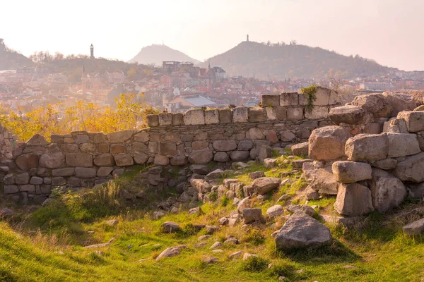 保加利亚普罗夫迪夫日落城市景观和老堡垒Nebet Tepe的废墟 — 图库照片