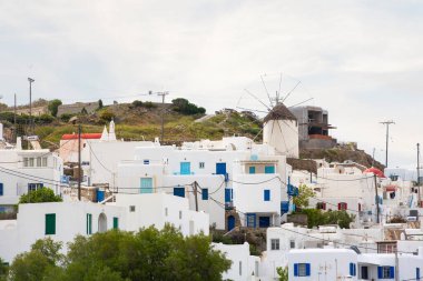 Mykonos, Yunanistan - 23 Nisan 2019: Ünlü ada beyaz evleri, yel değirmeni, plaj, Cyclades 'teki deniz manzarası
