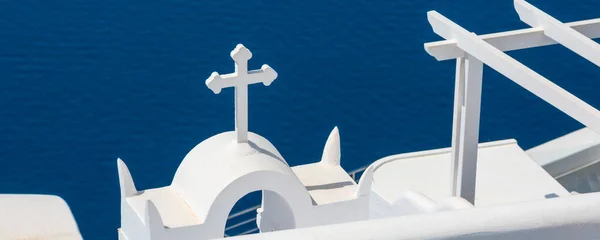 Wyspa Santorini Grecja Biała Dzwonnica Kościelna Błękitne Morze Kaldera Wulkaniczna — Zdjęcie stockowe