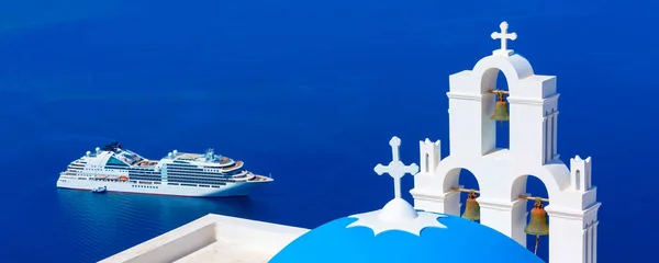 산토리니 그리스의 상징적인 바다와 유람선의 — 스톡 사진