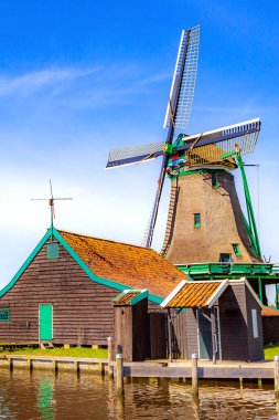 Hollanda 'nın ünlü turizm sahası Zaanse Schans' taki kırsal yel değirmenleri