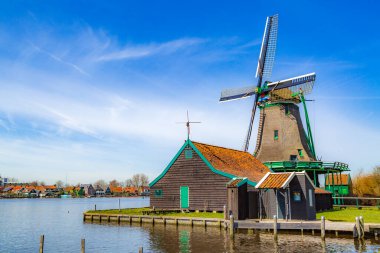 Hollanda 'nın ünlü turizm sahası Zaanse Schans' taki kırsal yel değirmenleri