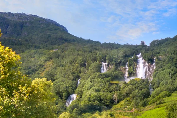 Paisagem Montanhosa Cachoeira Norueguesa Perto Nordfjord Verão — Fotografia de Stock