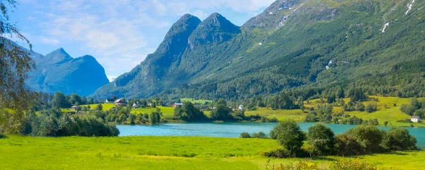 Norvég Táj Nordfjord Fjorddal Nyári Hegyek Falu Oldenben Norvégiában — Stock Fotó