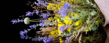 siyah afiş arka plan yansıması ile üzerinde taze lavanta ve sarı çiçekler buket demet