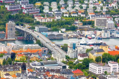 Bergen, Norveç - 30 Temmuz 2018: Köprü ve limanlı havadan şehir manzarası