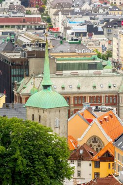 Bergen, Norveç - 30 Temmuz 2018: Hordaland ilçesindeki kiliseli şehir manzarası