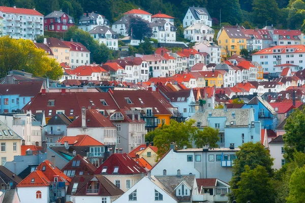 Bergen Hordaland Norvégia Városi Faházak Dombon Nyári Kilátás — Stock Fotó
