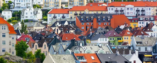 Bergen Hordaland Noruega Cidade Casas Madeira Colina Bandeira Verão — Fotografia de Stock