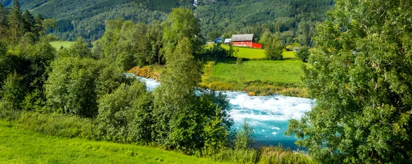 Paesaggio Norvegese Con Fiume Montagne Estive Villaggio Olden Norvegia — Foto Stock