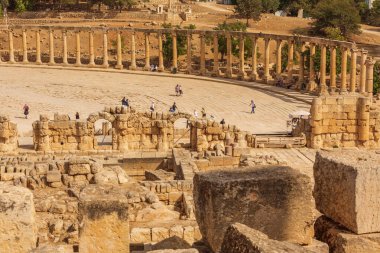 Jerash, Ürdün - 7 Kasım 2022: Oval Forum Plaza ve Cardo Maximus 'un sıra sıra Korint sütunları, yüksek açılı görünüm