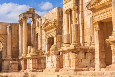 Jerash, Gerasa arkeoloji sahasındaki Roma amfitiyatrosunun yakın plan detayları.