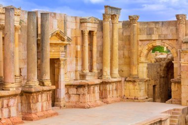 Jerash, Gerasa arkeoloji sahasındaki Roma amfitiyatrosunun yakın plan detayları.