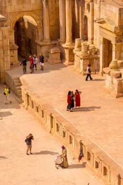 Jerash, Ürdün - 7 Kasım 2022: Antik Gerasa kentindeki Roma amfitiyatrosunu ziyaret eden insanlar