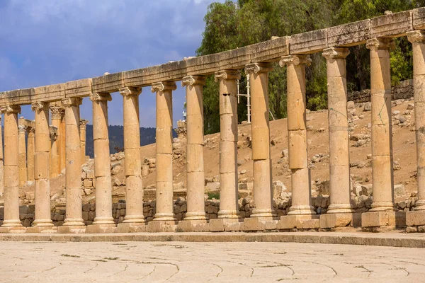 ジェラシュジョーダン 考古学遺跡 ギリシャとローマ時代の遺跡で楕円形のフォーラムプラザのコリント列の行を持つ広場 — ストック写真