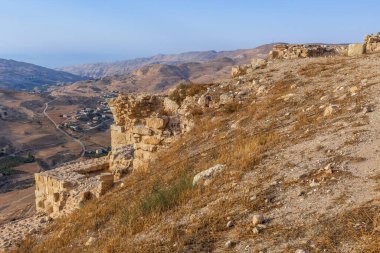 Al Karak, Ürdün Ortaçağ Haçlıları Kalesi, şehir panoraması ve turistler