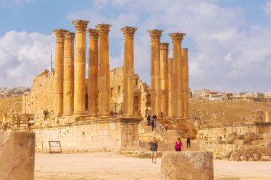 Jerash, Ürdün - 7 Kasım 2022: Antik Roma kenti Gerasa 'daki Artemis Tapınağı yakınlarındaki turistler, Jarash