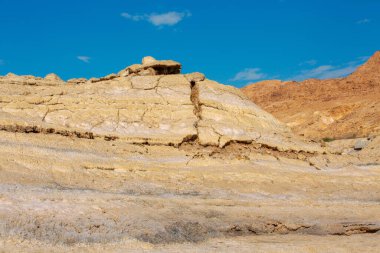 Doğal tuz kristalleri Ölü Deniz 'de, yeryüzünün en alt noktasında.