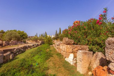 Atina ve Yunanistan antik Kerameikos Köşkünün kalıntıları ve taş kalıntıları arasında