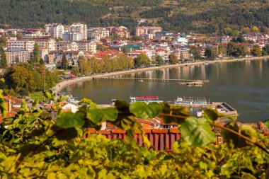 Ohri, Kuzey Makedonya panoramik ev, göl ve gezinti manzarası