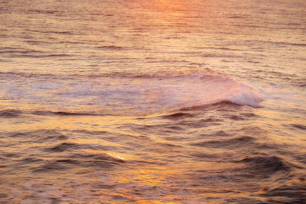 Superfície Mar Água Com Ondas Iluminadas Pelo Sol Pôr Sol — Fotografia de Stock