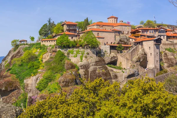 標高の高い崖の岩の上にあるメテオラ トリッカラ ギリシャ大気象修道院 春のパノラマ — ストック写真